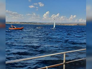 catamarano-si-capovolge-ed-equipaggio-in-acqua-soccorsi-dalla-guardia-costiera