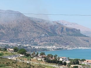aggiornamento-incendi-a-castellammare-spenti-due-roghi-su-tre