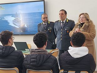 mazara-gli-studenti-del-ruggiero-daltavilla-incontrano-la-guardia-di-finanza