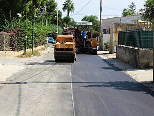 dopo-la-posa-della-rete-idrica-si-asfalta-la-via-pupo