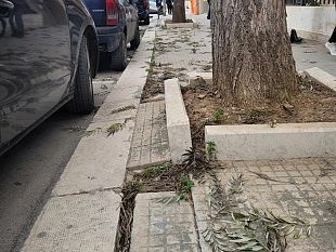 marciapiedi-off-limits-passeggiare-in-via-virgilio-e-unodissea