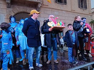 la-pioggia-non-ferma-il-carnevale-alle-egadi-ieri-il-gran-finale-in-piazza-europa
