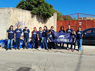 plastic-free-raccolte-su-un-tratto-di-strada-1500-bottiglie-di-birra