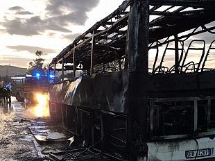 e-di-una-persona-contusa-il-bilancio-dellincendio-scoppiato-a-bordo-di-un-bus-a-gibellina