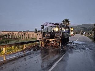 pullman-di-linea-in-fiamme-tra-gibellina-e-lo-svincolo-a29-gli-aggiornamenti