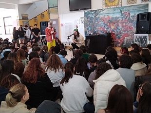 mazara-gli-studenti-del-liceo-artistico-incontrano-il-cantante-davide-shorty