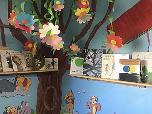 la-natura-delle-meraviglie-lalbero-delle-storie-inaugurazione-di-una-nuova-biblioteca-di-classe-a-mazara