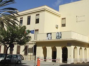 processato-poliziotto-accusato-di-aver-sequestrato-la-moglie-dopo-avere-scoperto-che-lo-tradiva