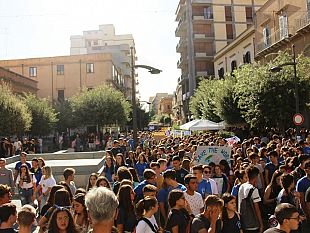 oltre-3000-studenti-in-piazza-per-dire-si-allistruzione-e-no-allestinzione