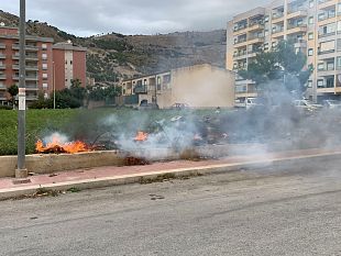 trapani-spazzatura-in-fiamme-in-via-giacomo-lo-verde