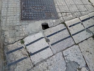 trapani-pericoloso-buco-nel-marciapiede-di-via-xxx-gennaio