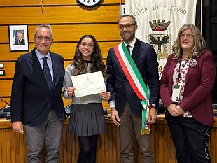 alcamo-la-ballerina-greta-catania-ammessa-allaccademia-della-scala-surdi-le-consegna-un-riconoscimento