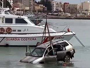 mazara-dimentica-freno-a-mano-e-lauto-finisce-nel-porto-canale