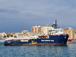 migranti-la-sea-watch-5-attracca-a-trapani