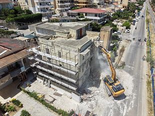 giu-lecomostro-ad-alcamo-marina-il-comune-avvia-loperazione-anti-abusivismo