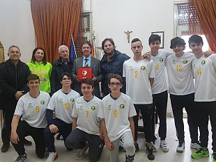 il-sindaco-castiglione-consegna-un-defibrillatore-alla-new-efebo-volley