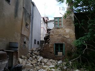 crolla-il-muro-di-una-casa-abbandonata-in-via-cirillo-a-castelvetrano-paura-ma-nessun-ferito