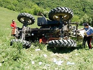 trattore-si-ribalta-ferito-un-76enne-ritrovato-morto-in-casa-propria-un-bidello-in-pensione