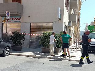 trapani-via-passaneto-cornicione-pericolante-per-forte-vento-intervento-dei-vdf