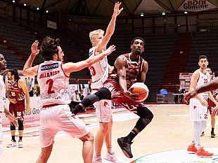 trapani/pallacanestro-trapani-stellare-dominata-pistoia-71-82-ansia-per-nwohuocha