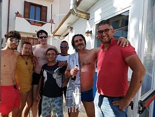 video-marinella-brutta-avventura-per-un-diportista-e-per-i-bagnini-del-lido