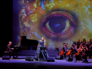 il-soprano-alcamese-luciana-di-bella-porta-il-suo-lullaby-nella-magia-del-tempio-di-segesta