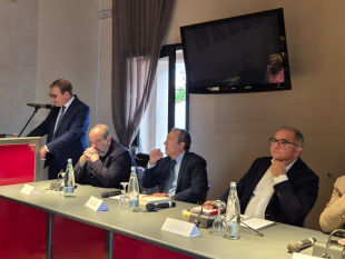 il-procuratore-de-lucia-alla-presentazione-del-libro-larmata-del-diavolo-a-castellammare-del-golfo