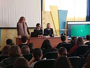 mazara-la-polizia-di-stato-incontra-gli-studenti-dellistituto-adria-ballatore