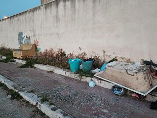 cittadini-sempre-piu-incivili-rifiuti-di-ogni-genere-fuori-dal-cimitero