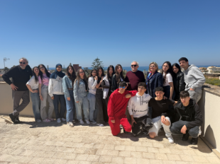 mazara-gli-studenti-del-ruggiero-daltavilla-in-visita-allatelier-di-giuseppe-modica