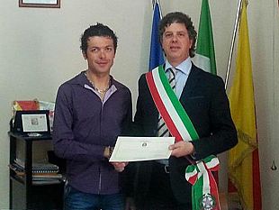 campobello-riconoscimento-del-sindaco-castiglione-al-ciclista-campobellese-baldassare-barbera-1-classificato-al-campionato-granfondo-strada-gran-tour-sicilia