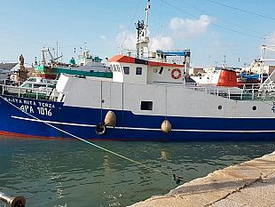 video-mazara-pescherecci-incagliati-nel-porto-canale-escavazione-un-sogno