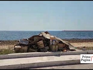 video-lungomare-s-vito-a-a-a-cercasi-cartoneros-catasta-di-cartone-rischia-di-finire-in-mare