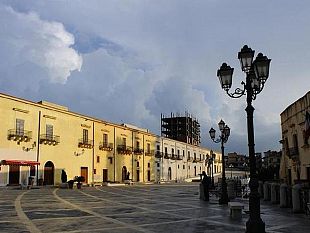 s-margherita-vandali-danneggiano-il-box-pubblico-in-piazza-e-loi