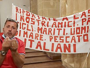 le-famiglie-hanno-bisogno-di-sentire-i-18-pescatori-detenuti-a-bengasi-lappello-del-pescatore-mazarese-cristiano-ferro