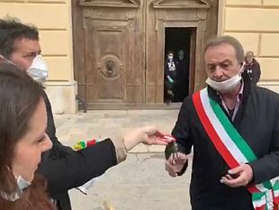 video-i-commercianti-consegnano-le-chiavi-delle-proprie-attivita-al-prefetto