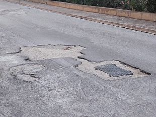 erice-pericolosa-buca-intorno-a-un-tombino-in-via-clemente