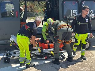 soccorso-aereo-elicottero-del-15-stormo-recupera-turista-ferita-a-cefalu-palermo