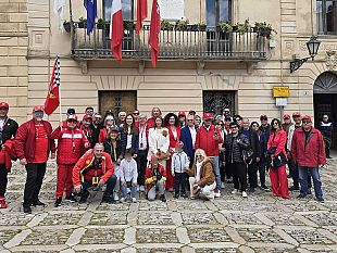 erice-accoglie-il-tour-del-kiwanis-tra-sfilata-di-ferrari-e-impegno-sociale