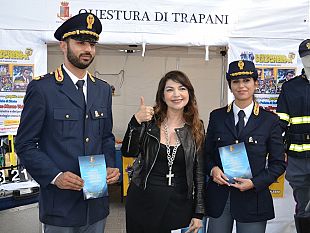 cristina-davena-allo-stand-della-polizia-di-stato-al-trapani-comix