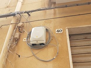 cassette-fibra-ottica-installate-sulle-facciate-delle-case-interrogativi
