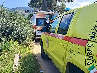 cade-sulla-scogliera-di-cala-rossa-a-scopello-recuperato-escursionista-ferito