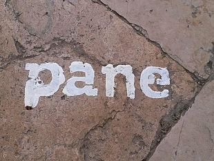 arte-un-paese-tappezzato-di-pane-taglio-del-nastro-a-salemi-l-installazione-firmata-pablo-dilet