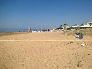 in-corso-le-opere-di-posizionamento-delle-passerelle-per-laccesso-dei-diversamente-abili-alla-spiaggia-di-tre-fontane