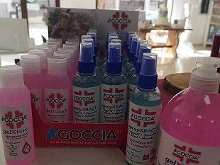 imprenditrice-castelvetranese-dona-gel-igienizzante-alle-forze-dellordine-2