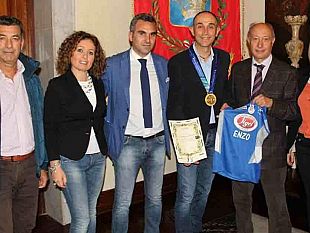 marsala-il-sindaco-premia-vincenzo-lombardo-atleta-distintosi-alla-maratona-di-new-york