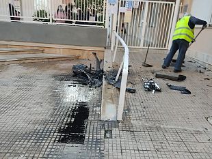 trapani-auto-finisce-contro-lingresso-della-scuola-nunzio-nasi