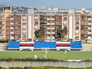 campo-sorrentino-dopo-le-proteste-la-gradinata-tornera-grigio-e-granata