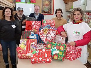 pacchi-dono-frutta-ed-alimenti-a-natale-per-i-bisognosi