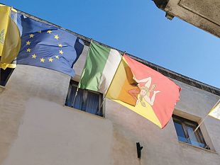 la-bandiera-del-rotary-esposta-al-comune-di-mazara-del-vallo